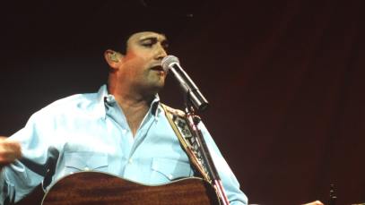 Tracy Byrd performing