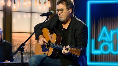 Vince Gill playing guitar