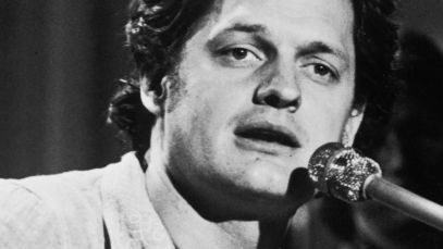 Harry Chapin performing