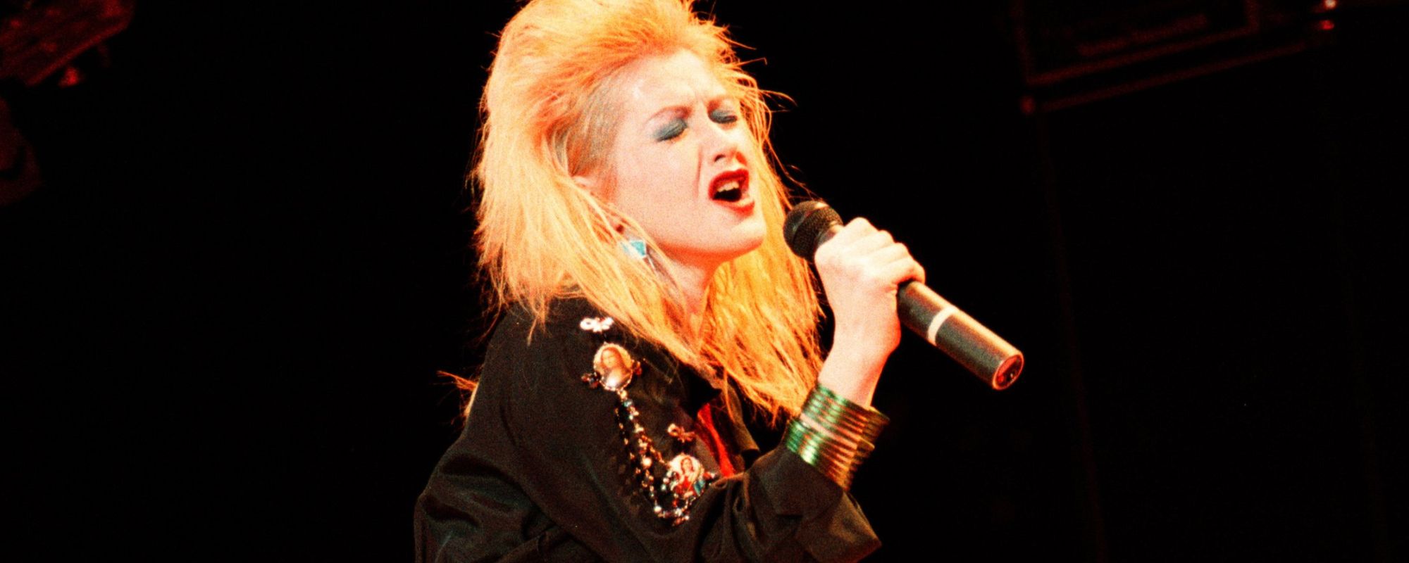 The Heartbreaking Story Behind Cyndi Lauper’s “True Colors”—and the Song She Actually Wrote About the Same Situation