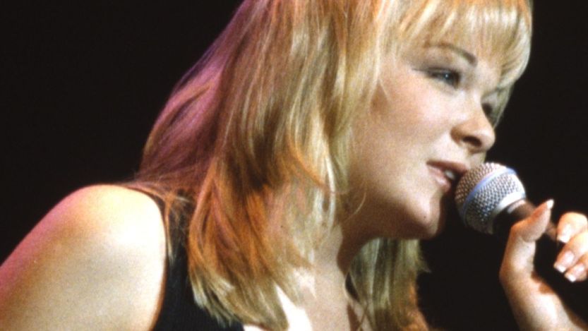 "How Do I Live" singer LeAnn Rimes performing