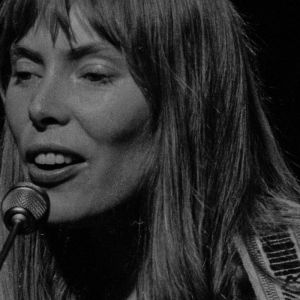 Joni Mitchell performing