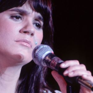 Linda Ronstadt performing