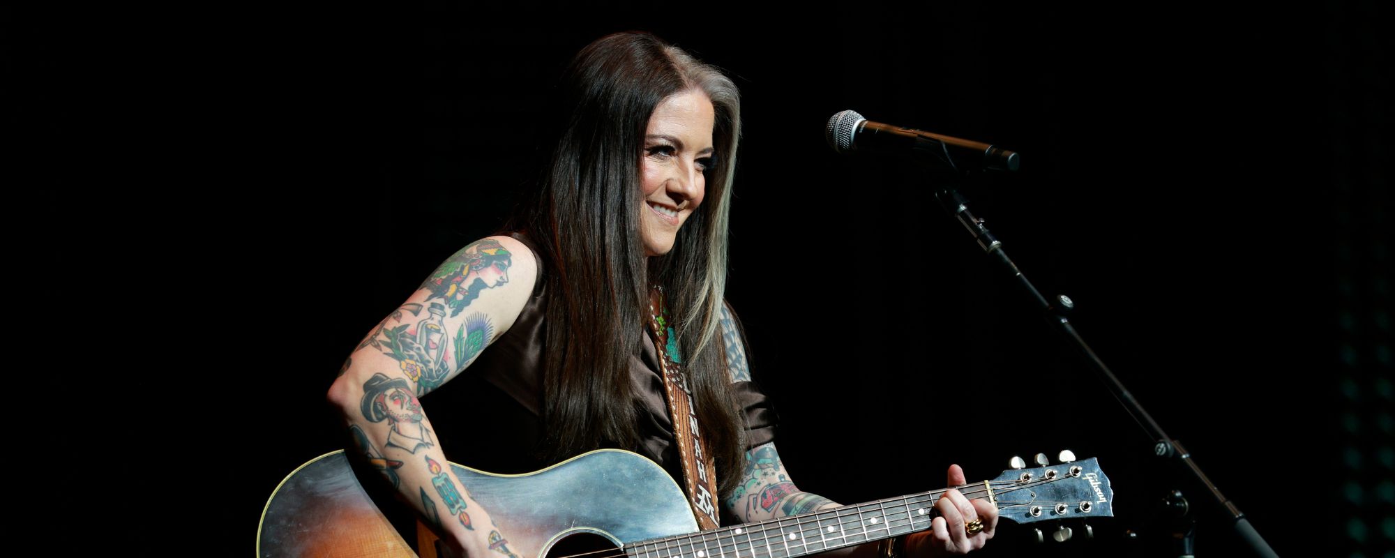 Ashley McBryde Surprises Chief’s Tour Group With “One Night Standard” Performance