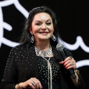 Crystal Gayle Talks Injury, Recovery, and When She Hopes to Return to the Stage