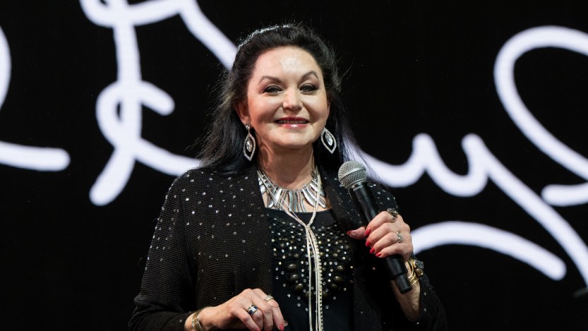 Crystal Gayle Talks Injury, Recovery, and When She Hopes to Return to the Stage