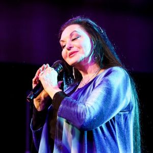 Country Singer Pulls Out of Upcoming Show Due to Knee Injury