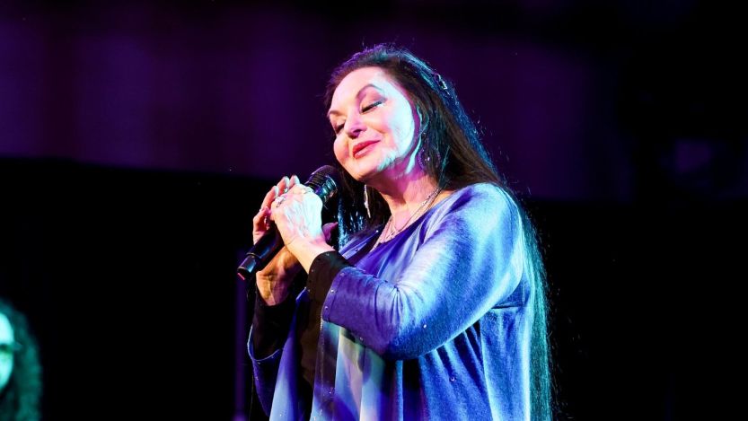 Country Singer Pulls Out of Upcoming Show Due to Knee Injury