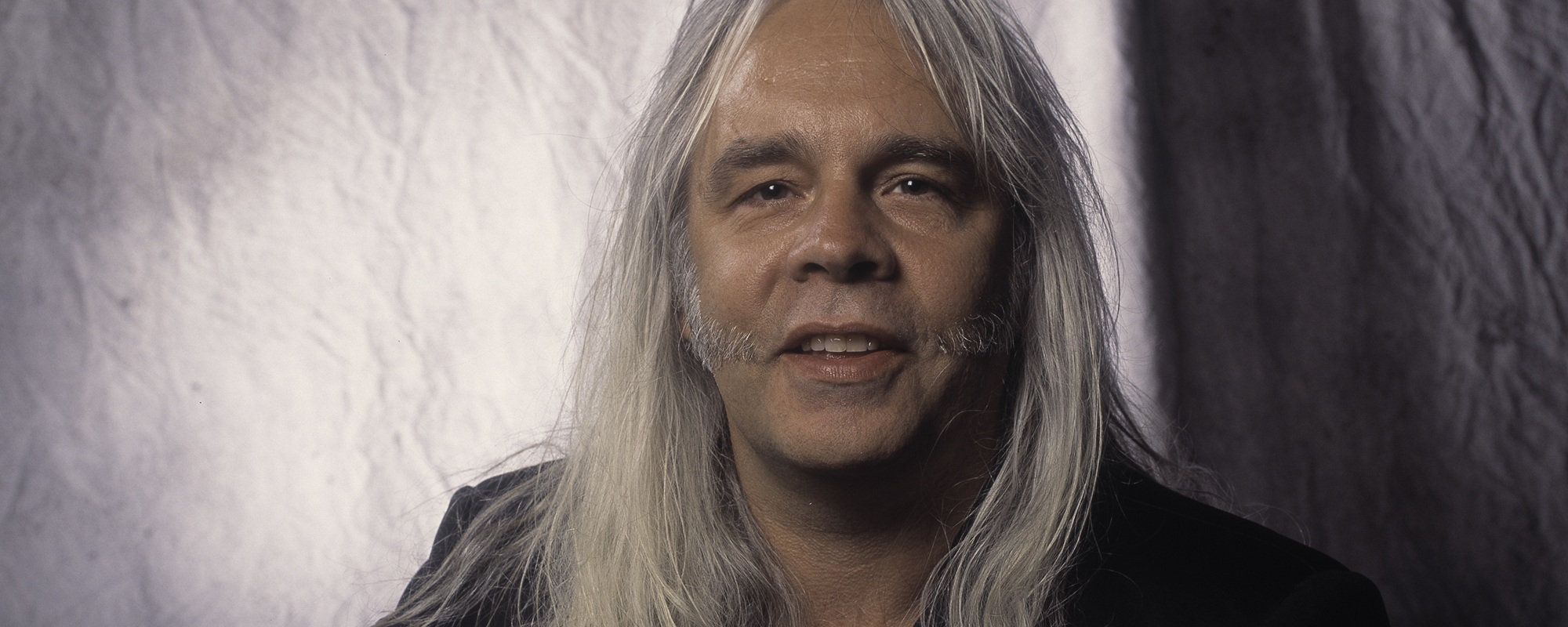 ولد في مثل هذا اليوم من عام 1948، وهو مغني وكاتب أغاني كتب أول أغنية راقصة في التسعينيات. ولد في مثل هذا اليوم من عام 1948، وهو مغني وكاتب أغاني كتب أول أغنية راقصة في التسعينيات.