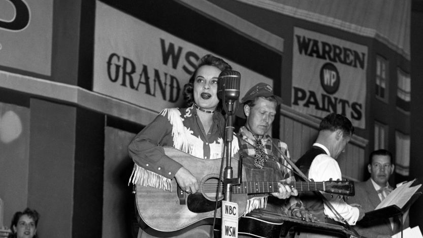 Born on This Day in 1933, “The Golden Hillbilly of Country Music” Who Blazed a Trail to the Top of the Charts