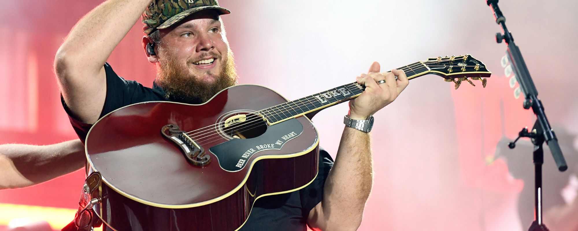 أخبره والدا لوك كومز أنه لن يكون غارث بروكس أبدًا، ثم “حدث ذلك” أخبره والدا لوك كومز أنه لن يكون غارث بروكس أبدًا، ثم “حدث ذلك”