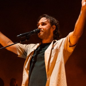 Matt Corby Pays Tribute to Sydney Shooting Victims During New Year’s Eve Performance
