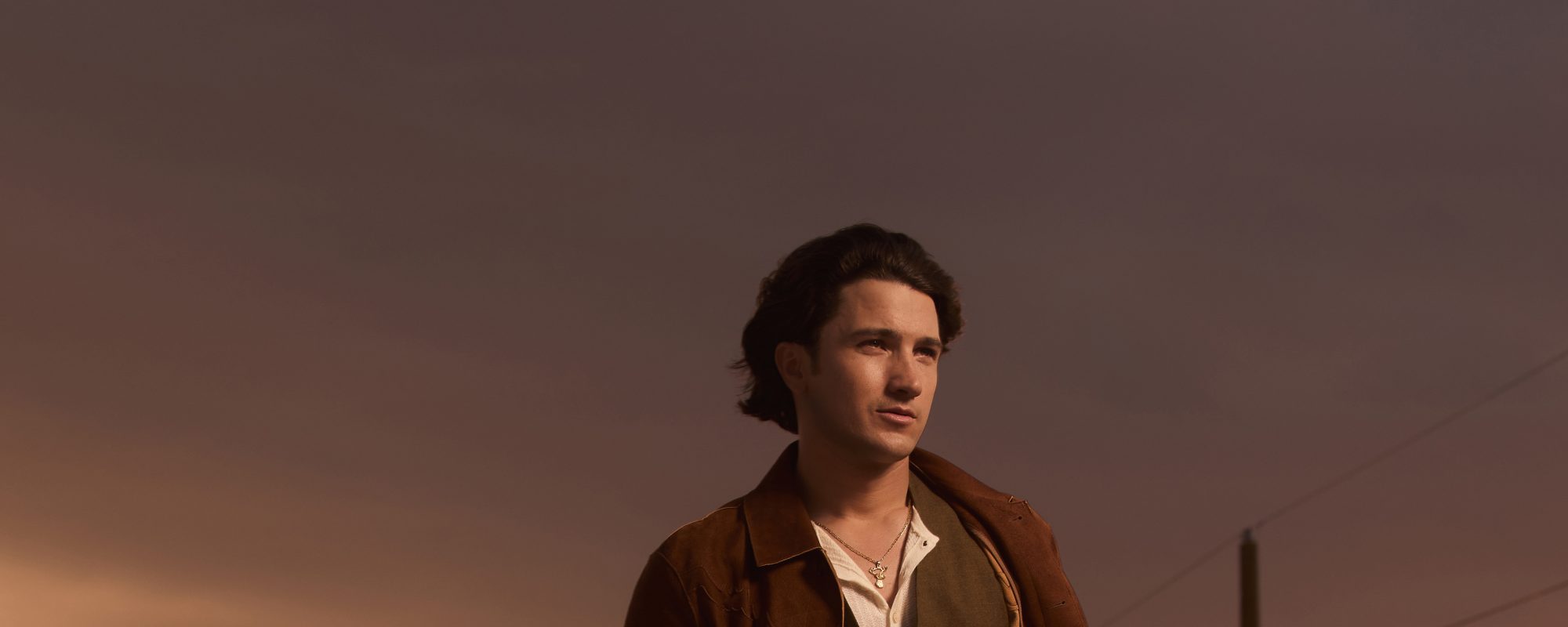 ما هو وسيكون: دريك ميليغان يتحدث عن ألبوم السنة الثانية، وجولة حول العالم، وينمو في صوته