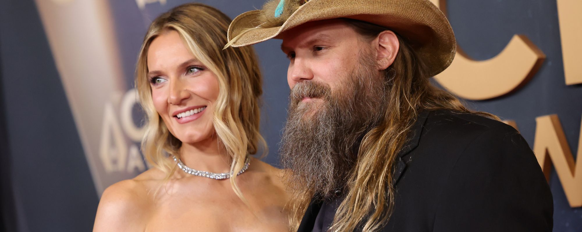 وُلِد في مثل هذا اليوم من عام 1983، الشريك الغنائي والنصف الأفضل لواحد من أكثر مغنيي موسيقى الريف تميزًا.