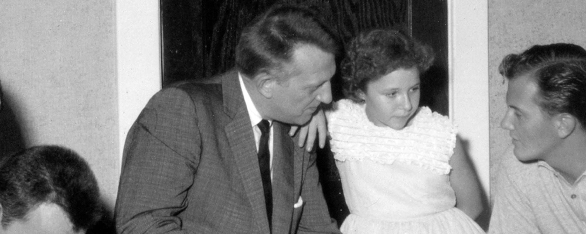 On This Day in 1998, the World Lost the Producer Whose Work With Kitty Wells and Patsy Cline Defined the “Nashville Sound”