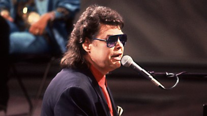 Ronnie Milsap performing