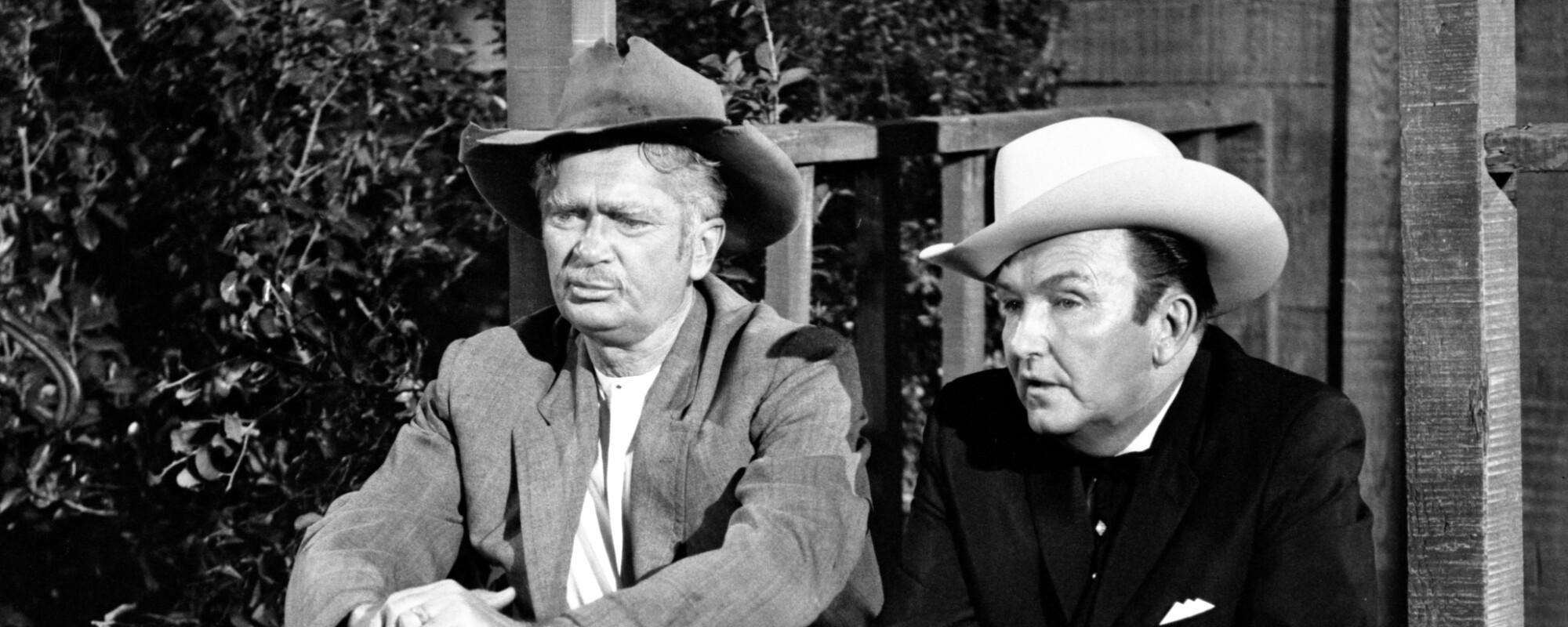 في مثل هذا اليوم من عام 1963، احتل عظماء موسيقى البلو جراس Flatts وScruggs المركز الأول بأغنية تلفزيونية كلاسيكية.