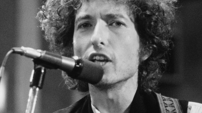 Bob Dylan performing in 1975
