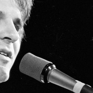 Steve Martin performing