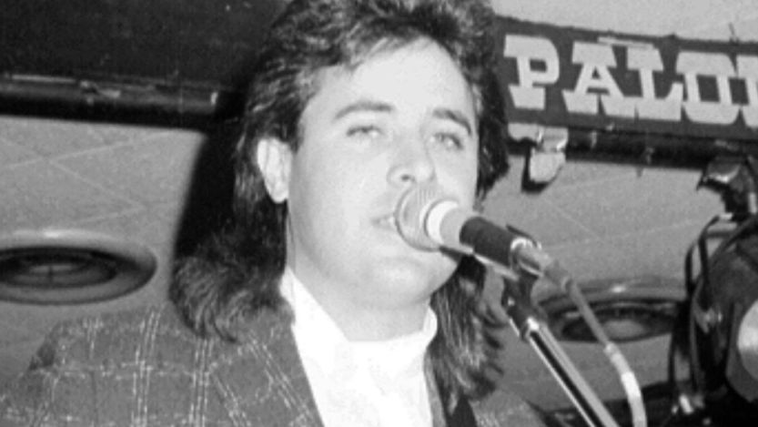 Vince Gill performing in 1988