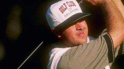 Vince Gill playing golf