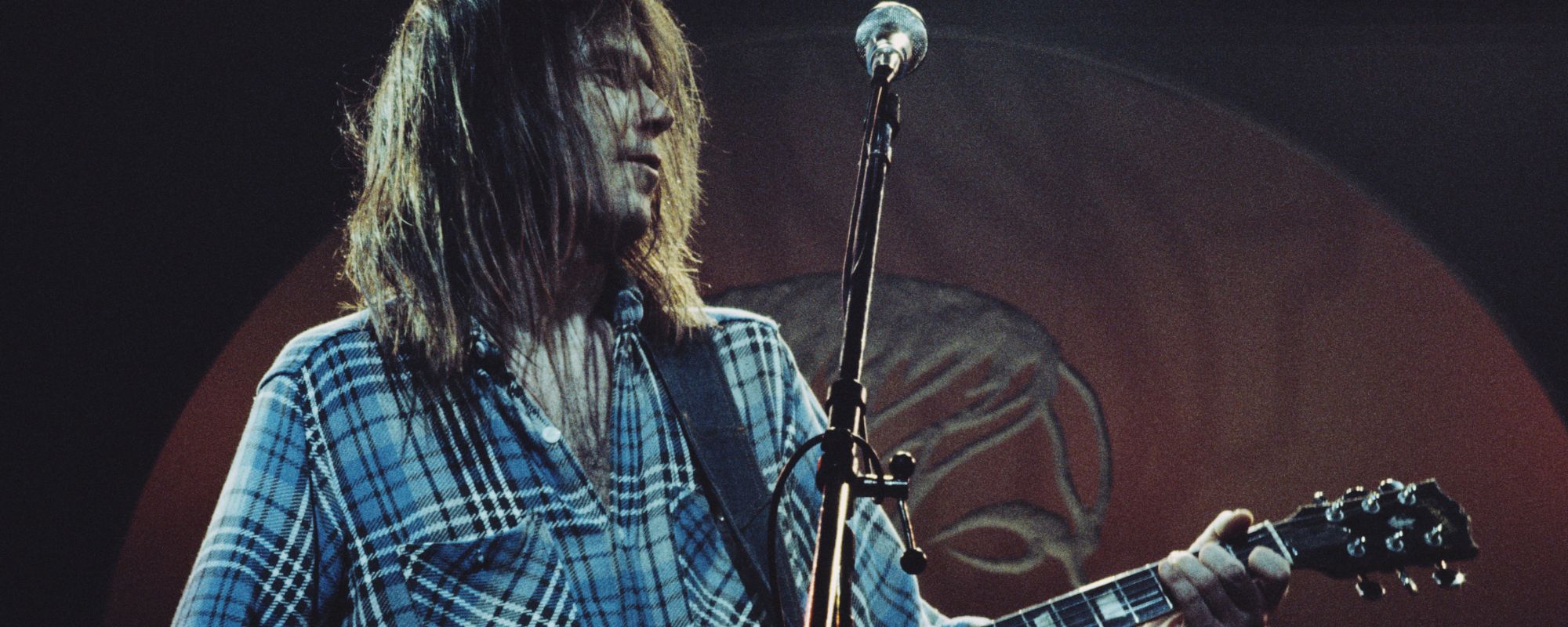 Prolific Country Guitarist Reveals Counterintuitive Trick Neil Young Used to “Grab Attention,” Much Like Velvet Underground