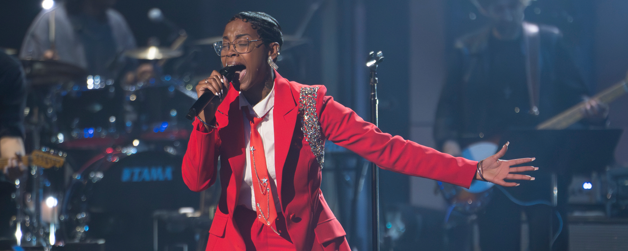 Carrie Underwood Invites ‘American Idol’ Contestant’s Young Son to Sit in Her Chair During His Mom’s Epic Hollywood Week Performance