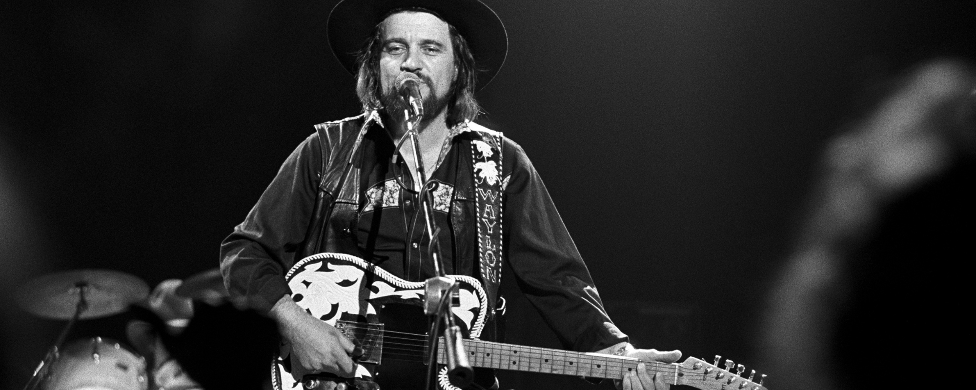 في مثل هذا اليوم من عام 1980، تصدر وايلون جينينغز المخططات بأغنية أنهى رودني كرويل كتابتها في السجن.