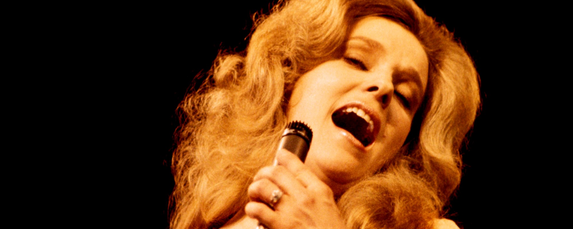 3 أغاني كوني سميث التي أحدثت ثورة في موسيقى الريف