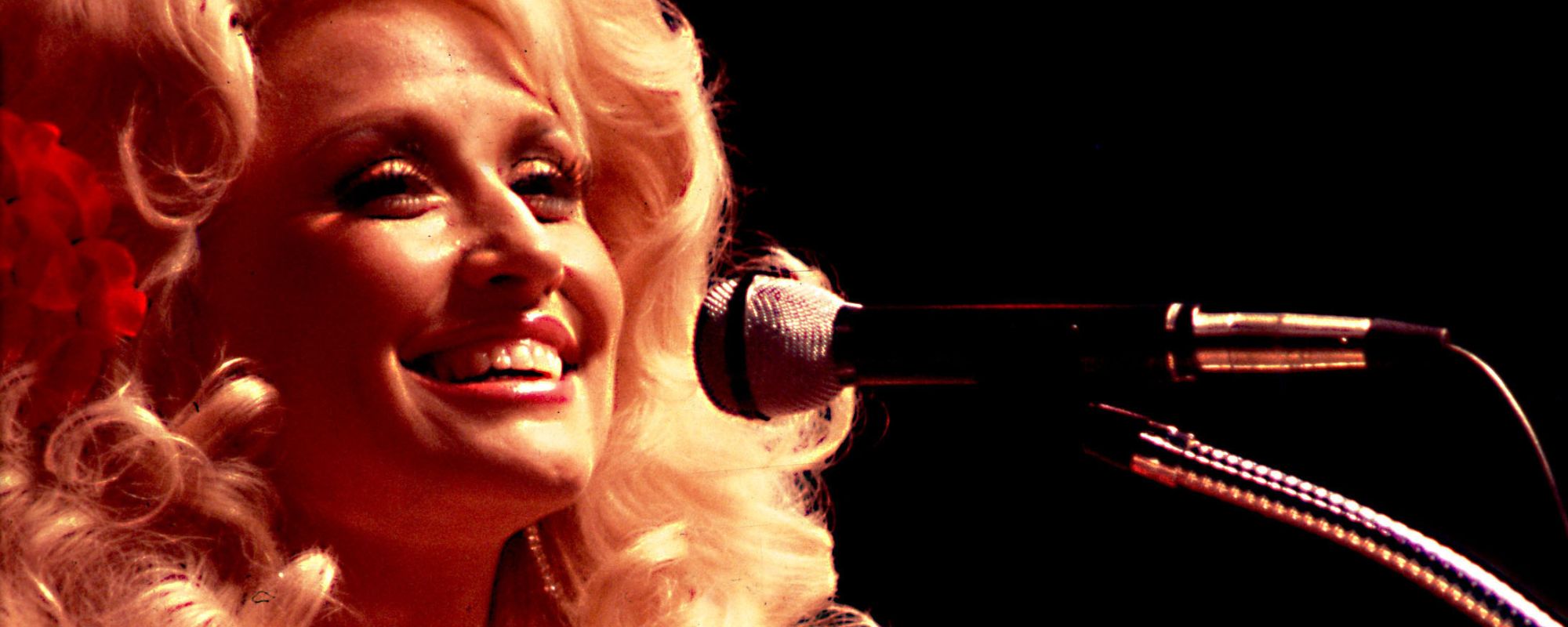 في مثل هذا اليوم من عام 1977، انغمست دوللي بارتون في جانبها “الفاحش” بأول ألبوم من إنتاجها بنفسها