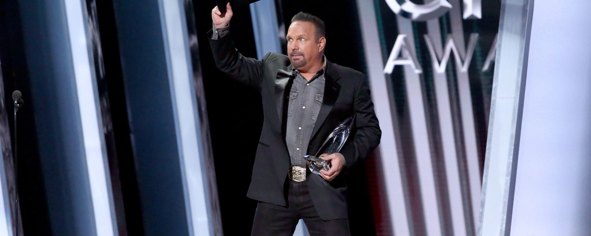 Born on This Day in 1962, the 90s Country Superstar Who Outsold Everyone but Elvis and the Beatles