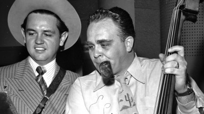 Musician Merle Travis performs with bassist and songwriter and A&R man Cliffie Stone on the radio at Capitol Records circa 1947 in Los Angeles. (Photo by Michael Ochs Archives/Getty Images)