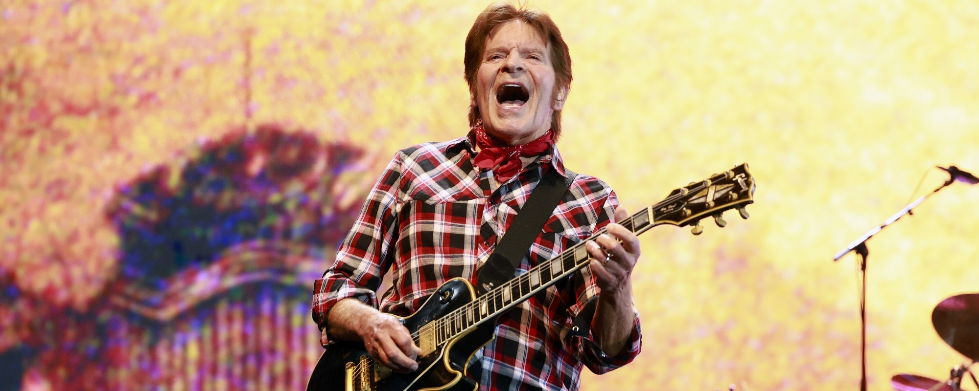 يتفاعل جون فوجيرتي مع انتخابه لأعلى وسام في قاعة مشاهير كتاب الأغاني: “إنه لأمر مدهش بالنسبة لي”