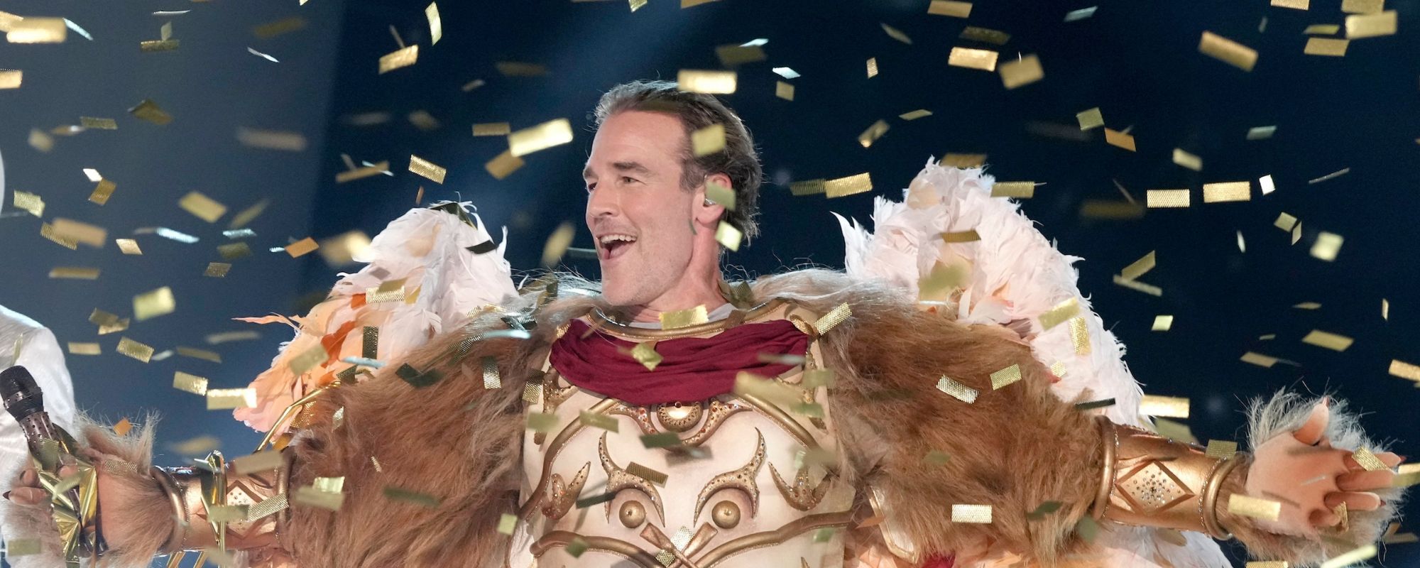 شاهد نجم “Dawson’s Creek” الراحل جيمس فان دير بيك وهو يؤدي دوره الريفي في “The Masked Singer”