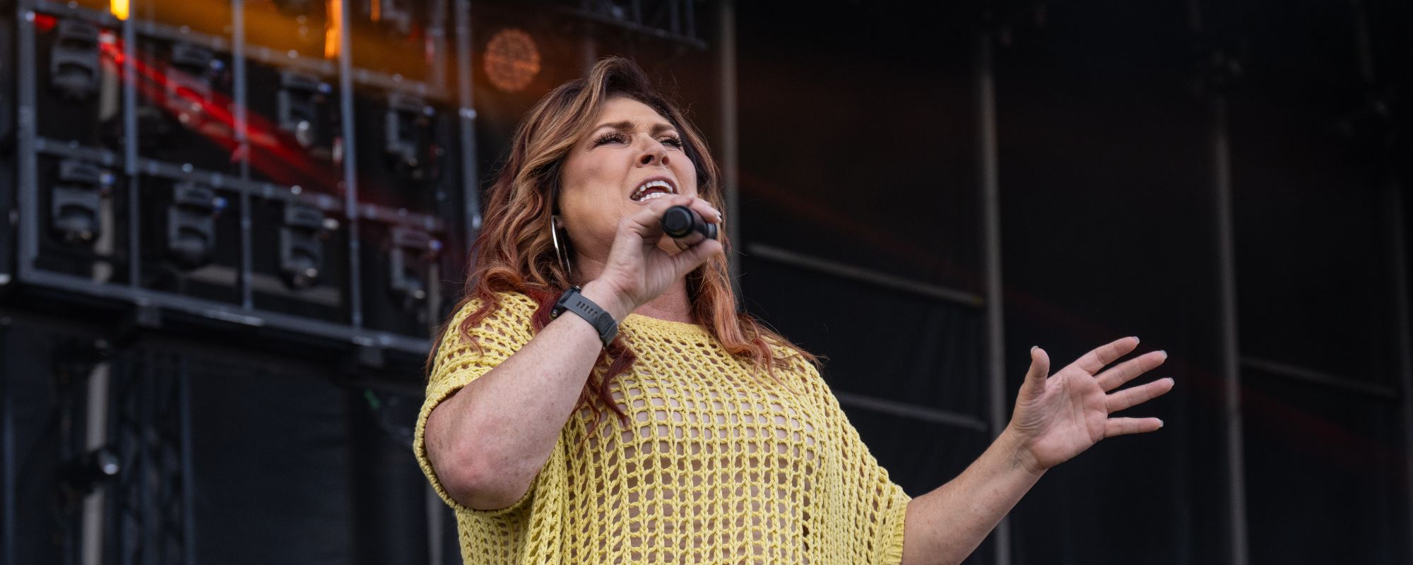 “Do Y’all Know Who Y’all Watching?”: Social Media Calls Out Crowd’s Lackluster Reaction to New Music From 90s Country Legend