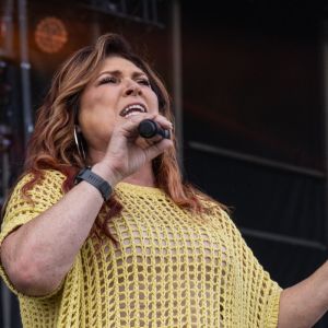 “Do Y’all Know Who Y’all Watching?”: Social Media Calls Out Crowd’s Lackluster Reaction to New Music From ‘90s Country Legend