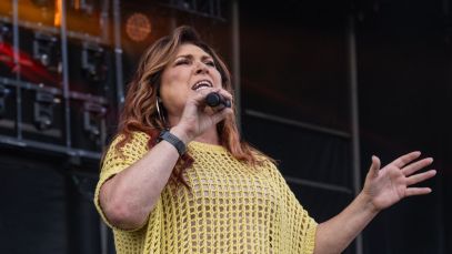 “Do Y’all Know Who Y’all Watching?”: Social Media Calls Out Crowd’s Lackluster Reaction to New Music From ‘90s Country Legend