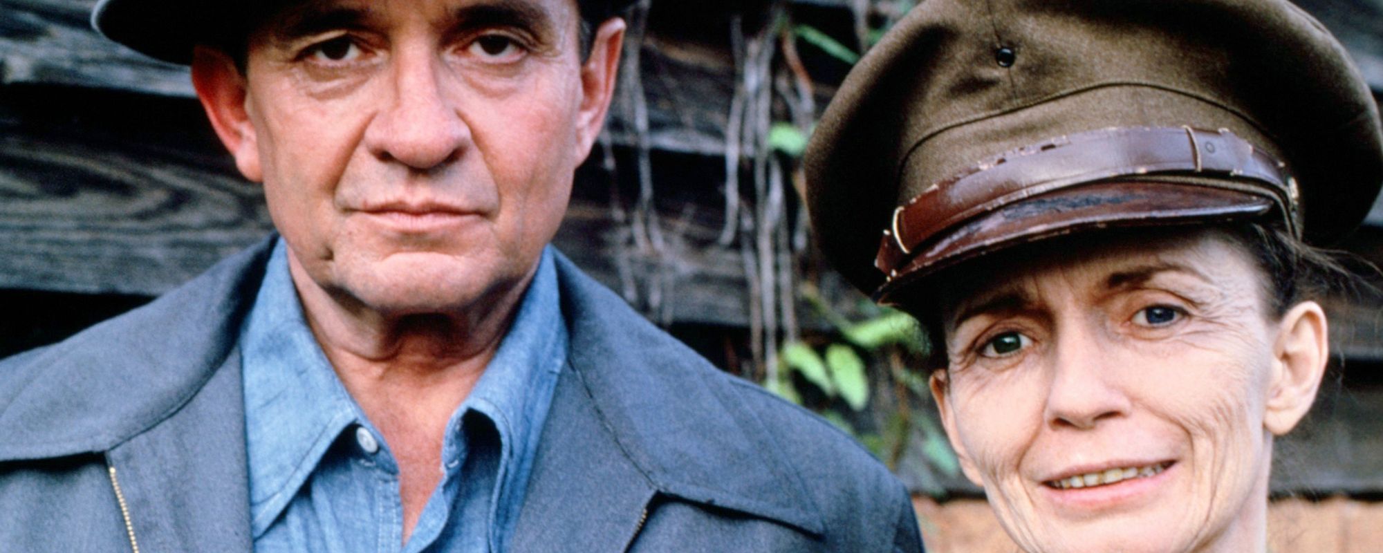 بعد مرور 42 عامًا، لا يزال هذا الفيلم الكلاسيكي الكلاسيكي للجريمة الحقيقية من بطولة جوني كاش في دور عمدة جورجيا وزوجته كعرافة أعور، يشعر بالقشعريرة.