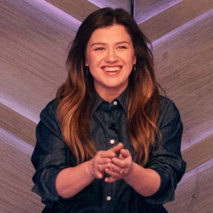 Kelly Clarkson Revisits Iconic "Since U Been Gone" High Note at NYC Karaoke Bar