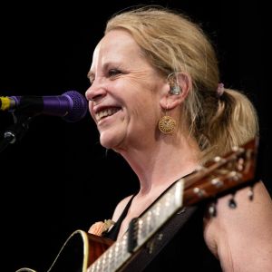 Born on This Day in 1958, This Country-Folk Artist With Four Back-To-Back Grammys for Best Female Country Vocal Performance
