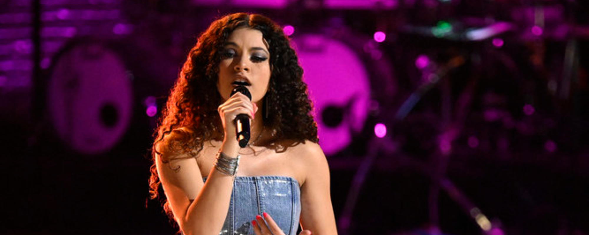 يعود المغني البالغ من العمر 16 عامًا إلى برنامج “The Voice” بعد رفض سابق، وأمامه كرسيان ليديرهما