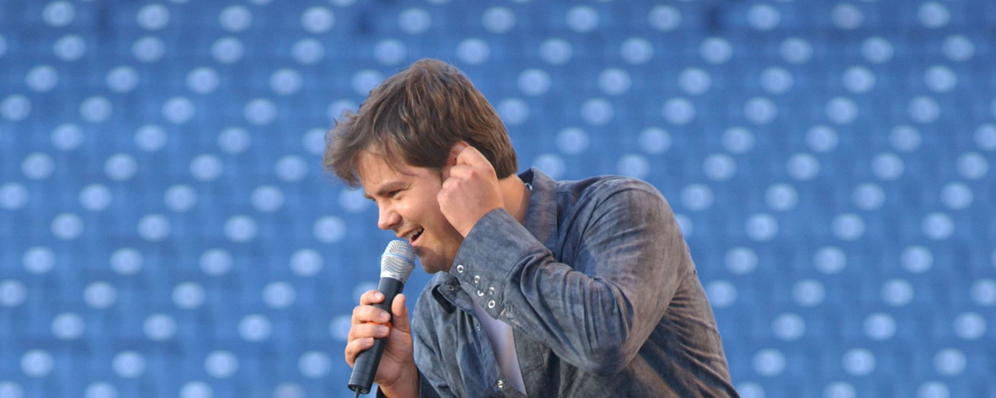 En este día de 2002, este creador de éxitos country realizó el primer baile de 40 recién casados en una ceremonia masiva del Día de San Valentín.