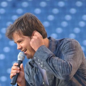 On This Day in 2002, Steve Holy Led the First Dance for 40 Newlyweds in a Mass Valentine’s Day Ceremony