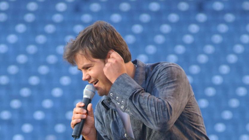 On This Day in 2002, Steve Holy Led the First Dance for 40 Newlyweds in a Mass Valentine’s Day Ceremony