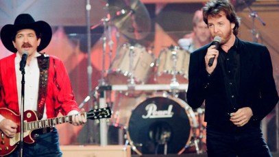 It’s Impossible Not To Smile Listening to These 3 Country Songs From 1992