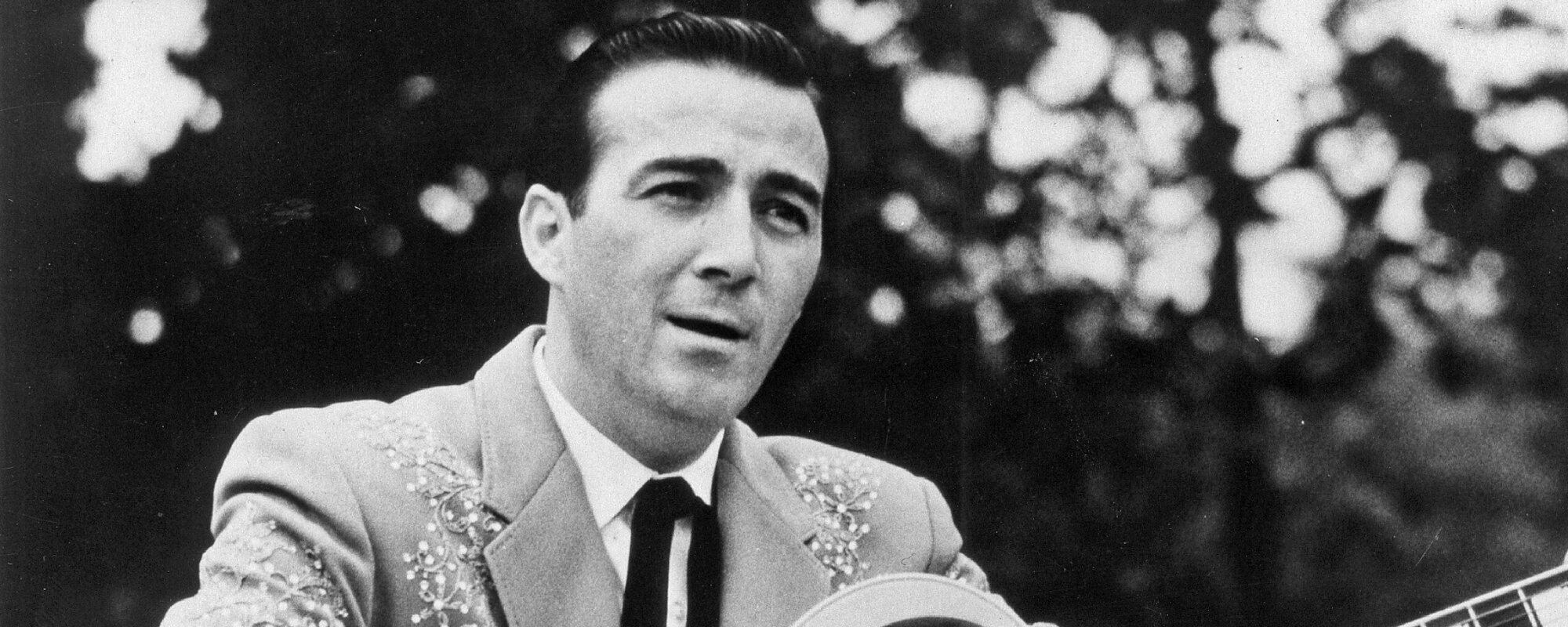 Born on This Day in 1932, the “Hillbilly Heartthrob” Who Helped Launch Willie Nelson’s Career and Dominated the Country Charts for Over 20 Years