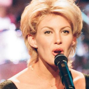 Faith Hill singing in 1998