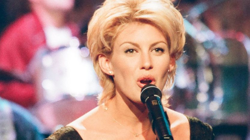 Faith Hill singing in 1998