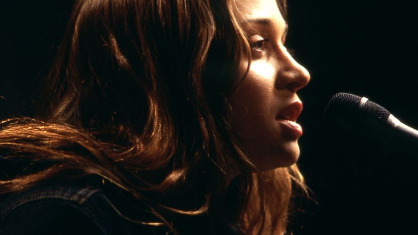 1990s one-hit wonder Fiona Apple performing in 1998