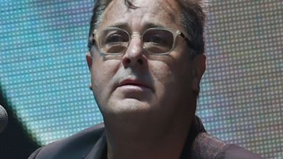 Vince Gil performing